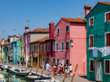 Häuserreihe am Kanal  Venedig Metropolitanstadt Venedig Italien by Peter Ehlert in venedig-burano