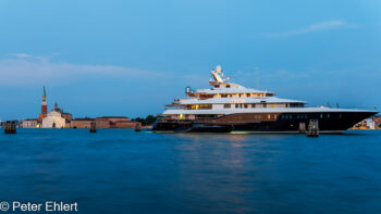 Blick auf San Giorgio Maggiore mit Yacht  Venedig Metropolitanstadt Venedig Italien by Peter Ehlert in venedig-abend