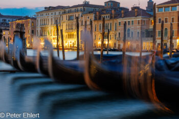 Gondeln im Canal Grande  Venedig Metropolitanstadt Venedig Italien by Peter Ehlert in venedig-abend