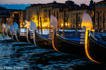 Gondeln im Canal Grande  Venedig Metropolitanstadt Venedig Italien by Peter Ehlert in venedig-abend