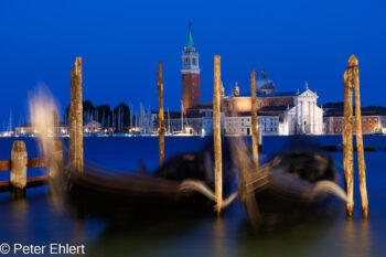 Gondel vor San Giorgio Maggiore  Venedig Metropolitanstadt Venedig Italien by Peter Ehlert in venedig-abend