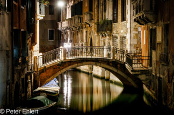 Brücke über den Kanal  Venedig Metropolitanstadt Venedig Italien by Peter Ehlert in venedig-abend