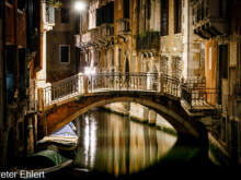 Brücke über den Kanal  Venedig Metropolitanstadt Venedig Italien by Peter Ehlert in venedig-abend