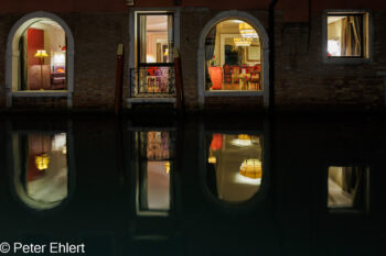 Hotelfenster  Venedig Metropolitanstadt Venedig Italien by Peter Ehlert in venedig-abend