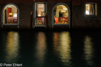 Hotelfenster  Venedig Metropolitanstadt Venedig Italien by Peter Ehlert in venedig-abend