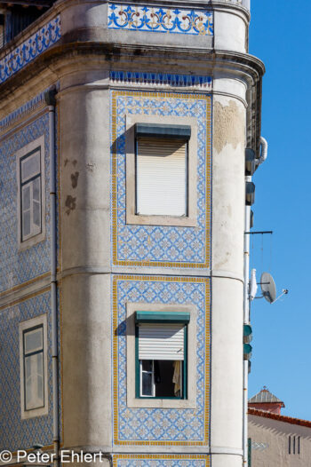 Schmales Haus mit Fliesen  Lissabon Região de Lisboa Portugal by Peter Ehlert in LIS-Gracia
