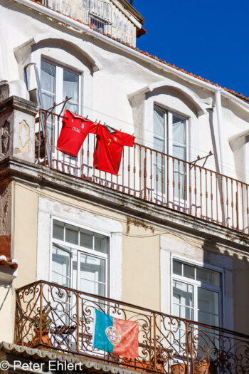 Wäscheleine mit Trikot  Lissabon Região de Lisboa Portugal by Peter Ehlert in LIS-Gracia
