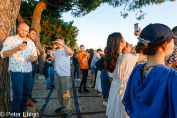Sonnenuntergang mit Touristen  Lissabon Região de Lisboa Portugal by Peter Ehlert in LIS-Gracia