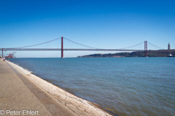 Tejo mit Brücke des 25 April  Lissabon Região de Lisboa Portugal by Lara Ehlert in LIS-Belem