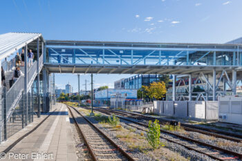 Bahnsteig mit Brücke  München Bayern Deutschland by Peter Ehlert in MUC-Ostbahnhof