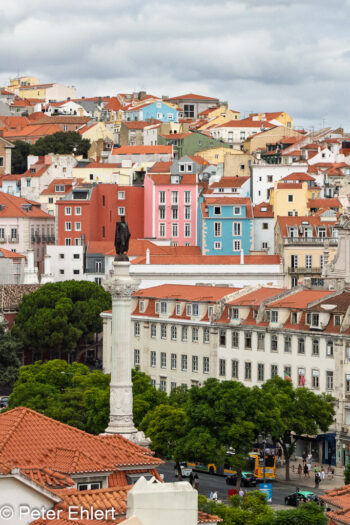 Bunte Fassaden mit Statue Dom Pedro IV Bunte Fassaden mit Statue Dom Pedro IV Lissabon Distrikt Lissabon Portugal by Peter Ehlert in LIS-Barrio Alto und Chiado