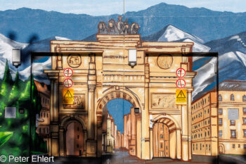 Siegestor Fassaden-Kunst mit Türen  München Bayern Deutschland by Peter Ehlert in MUC-Ostbahnhof