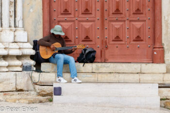 Musiker am Largo do Carmo   Lissabon Distrikt Lissabon Portugal by Peter Ehlert in LIS-Barrio Alto und Chiado