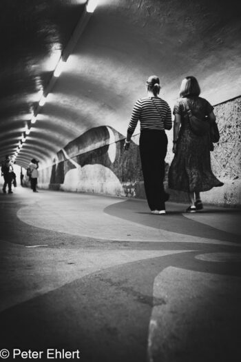 Frauen im Tunnel  München Bayern Deutschland by Peter Ehlert in MUC-UnterführungOst