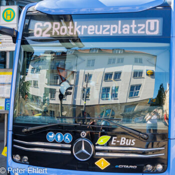 Spiegelung Bus-Frontscheibe  München Bayern Deutschland by Peter Ehlert in MUC-UnterführungOst