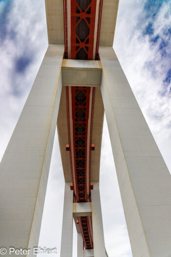 Brücke von unten  Lissabon Distrikt Lissabon Portugal by Peter Ehlert in LIS-Ponte