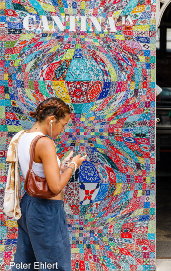 Frau vor Cantina  Lissabon Distrikt Lissabon Portugal by Peter Ehlert in LIS-LX
