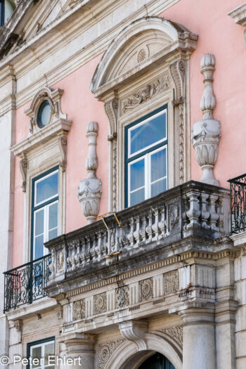 Hausfassade mit Balkon  Lissabon Distrikt Lissabon Portugal by Peter Ehlert in LIS-Stadt