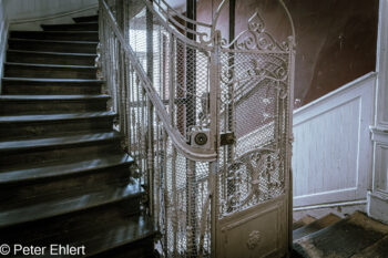 Treppenhaus mit Aufzug  Lissabon Distrikt Lissabon Portugal by Peter Ehlert in lis-embaixada
