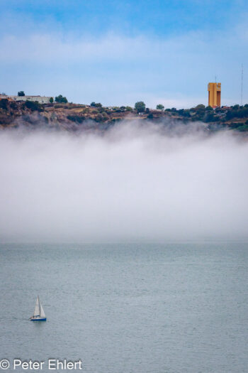 Aufziehender Nebel in der Bucht  Lissabon Distrikt Lissabon Portugal by Peter Ehlert in LIS-Ponte