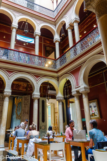 Café im Innenhof  Lissabon Distrikt Lissabon Portugal by Peter Ehlert in lis-embaixada