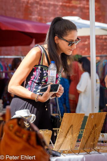 Käuferin beim Schmuck  Lissabon Distrikt Lissabon Portugal by Peter Ehlert in LIS-LX