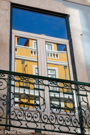 Fensterspiegelung  Lissabon Distrikt Lissabon Portugal by Peter Ehlert in LIS-Stadt