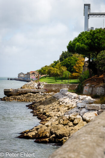 Ufer mit Aufzug  Almada Distrikt Setúbal Portugal by Peter Ehlert in LIS-Ponte