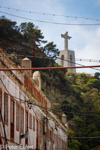 Gebäude und Christusstatue  Almada Distrikt Setúbal Portugal by Peter Ehlert in LIS-Ponte