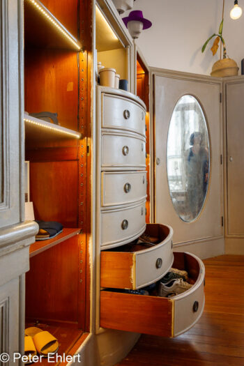 Bekleidungsshop  Lissabon Distrikt Lissabon Portugal by Peter Ehlert in lis-embaixada