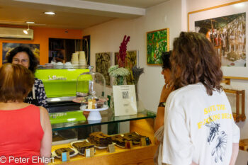 Lara und Dunja im Laden  Lissabon Distrikt Lissabon Portugal by Peter Ehlert in lis-embaixada