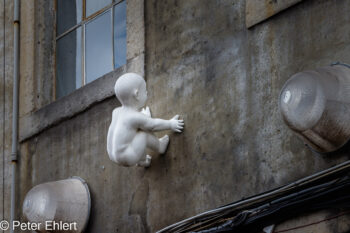 Wandplastik - Baby krabbelt an Wand  Lissabon Distrikt Lissabon Portugal by Peter Ehlert in LIS-LX
