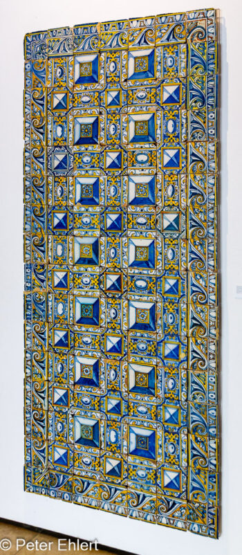 Diamond tip pattern azulejos panel (1608-1639)  Lissabon Distrikt Lissabon Portugal by Peter Ehlert in lis-azulejo