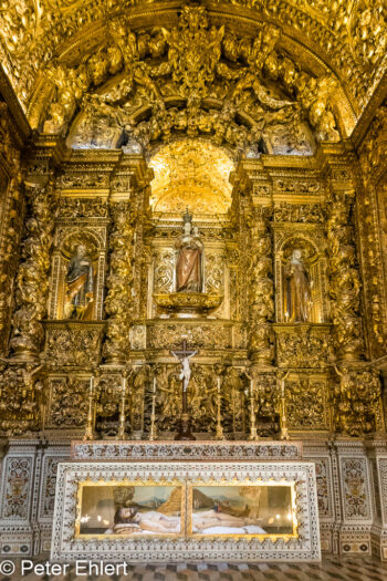 Seitenkapelle mit Grabdarstellung  Lissabon Distrikt Lissabon Portugal by Peter Ehlert in lis-roque