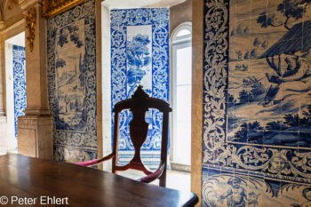 Schreintisch vor Kachelwänden  Lissabon Distrikt Lissabon Portugal by Peter Ehlert in lis-azulejo