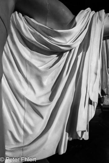 Faltenwurf  München Bayern Deutschland by Peter Ehlert in Abguss-Raum,Falten,Schatten