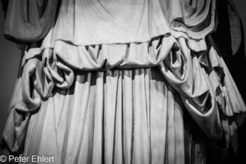 Faltenwurf  München Bayern Deutschland by Peter Ehlert in Abguss-Raum,Falten,Schatten