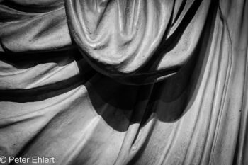 Faltenwurf  München Bayern Deutschland by Peter Ehlert in Abguss-Raum,Falten,Schatten