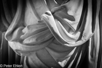 Faltenwurf  München Bayern Deutschland by Peter Ehlert in Abguss-Raum,Falten,Schatten