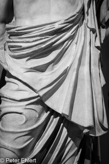 Faltenwurf  München Bayern Deutschland by Peter Ehlert in Abguss-Raum,Falten,Schatten