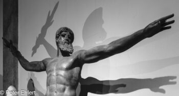 Schatten  München Bayern Deutschland by Peter Ehlert in Abguss-Raum,Falten,Schatten