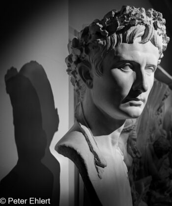 Schatten  München Bayern Deutschland by Peter Ehlert in Abguss-Raum,Falten,Schatten