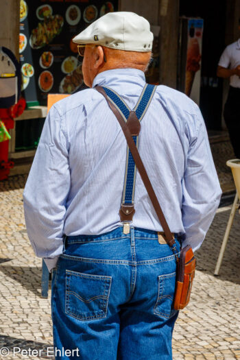 Mann mit Hosenträgern  Lissabon Distrikt Lissabon Portugal by Peter Ehlert in LIS-Augusta