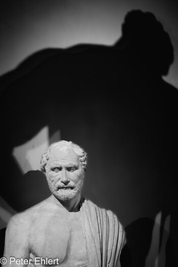 Schatten  München Bayern Deutschland by Peter Ehlert in Abguss-Raum,Falten,Schatten