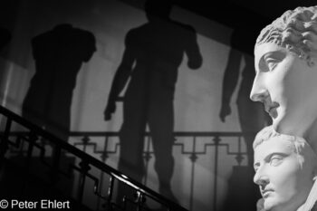 Schatten  München Bayern Deutschland by Peter Ehlert in Abguss-Raum,Falten,Schatten