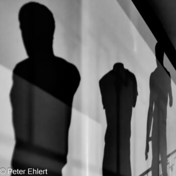 Schatten  München Bayern Deutschland by Peter Ehlert in Abguss-Raum,Falten,Schatten