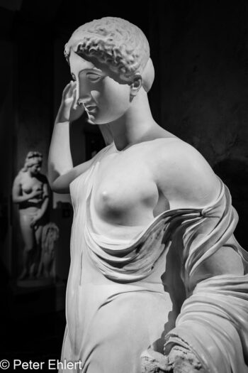 Beziehungen  München Bayern Deutschland by Peter Ehlert in Abguss-Reihen,Hand,Beziehungen