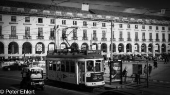 Tram vor Gebäude  Lissabon Distrikt Lissabon Portugal by Peter Ehlert in LIS-Augusta