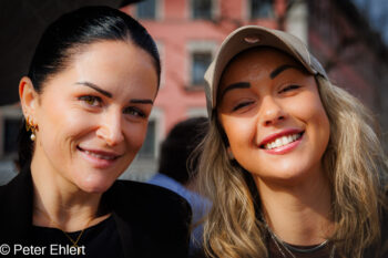 Alessandra mit Freundin     by Peter Ehlert in MUC-Fotowalk-Bavaria Unseen